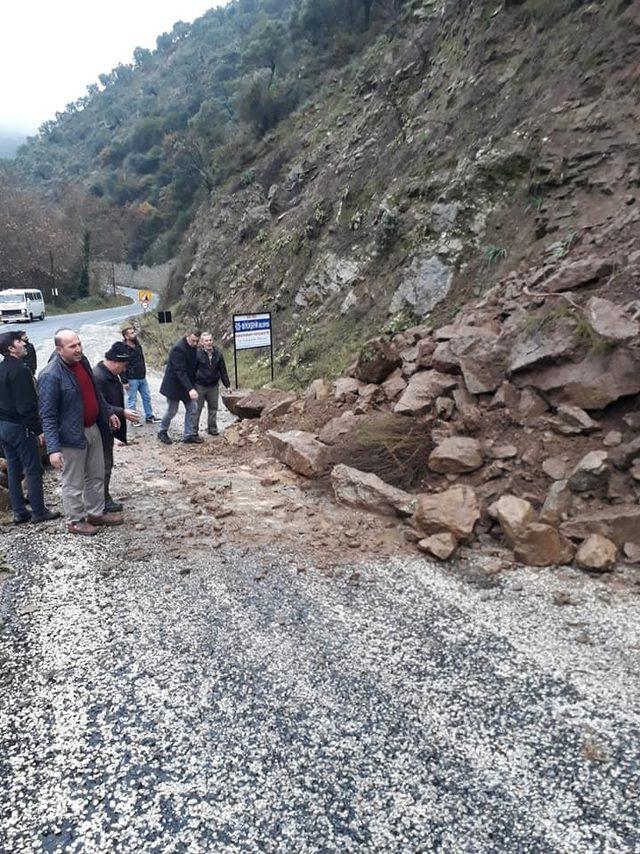 Aydın’da heyelan, kapanan köy yolu kısa sürede açıldı