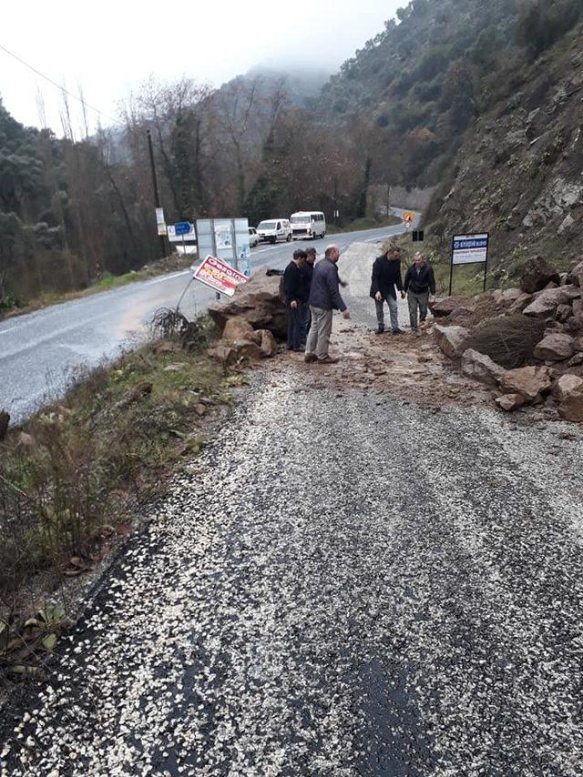 Aydın’da heyelan, kapanan köy yolu kısa sürede açıldı