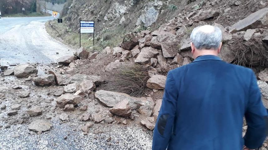 Aydın&rsquo;da heyelan, kapanan k&ouml;y yolu kısa s&uuml;rede a&ccedil;ıldı