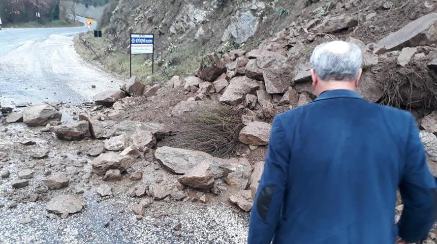 Aydın&rsquo;da heyelan, kapanan k&ouml;y yolu kısa s&uuml;rede a&ccedil;ıldı