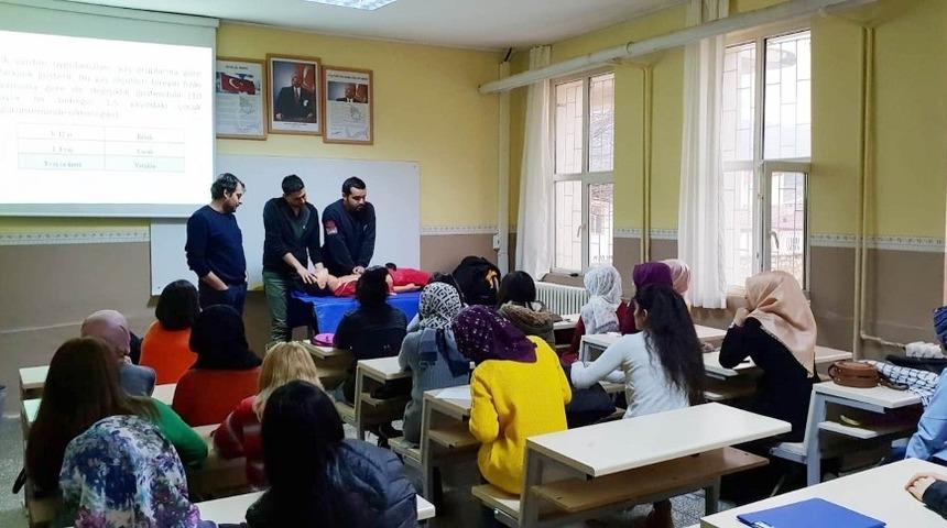 &Ouml;ğrencilere uygulamalı ilk yardım eğitimi