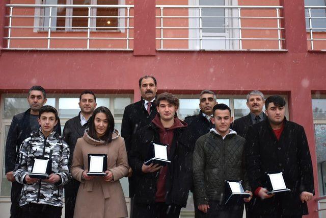 Dereceye giren öğrencilere plaket verildi