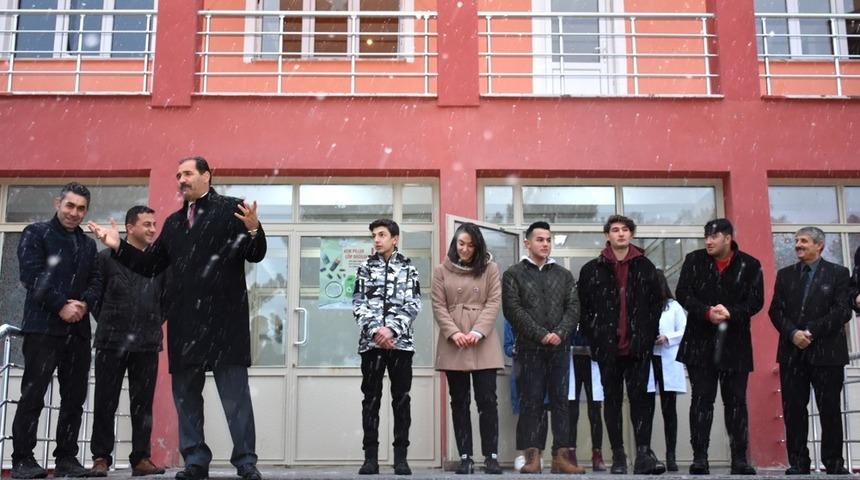 Dereceye giren öğrencilere plaket verildi