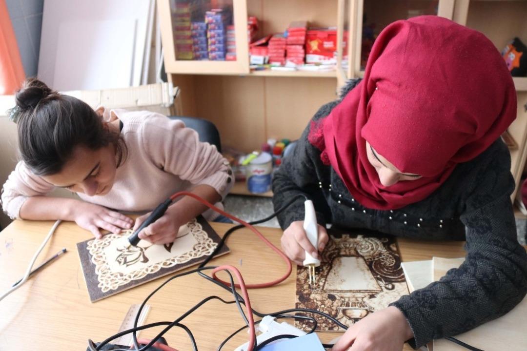 Mutki&rsquo;de &ouml;ğrencilere &lsquo;Ahşap Yakma Sanatı&rsquo; &ouml;ğretiliyor