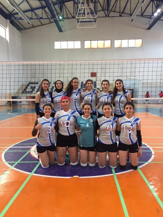 EBYÜ kadın ve erkek voleybol takımlarından galibiyet