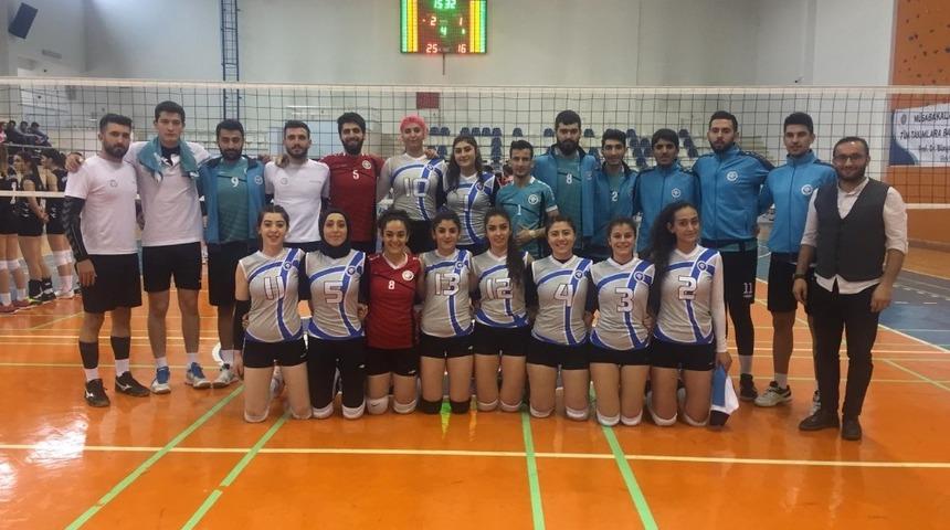 EBY&Uuml; kadın ve erkek voleybol takımlarından galibiyet