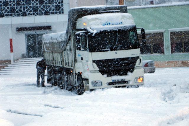 Tokat'ta eğitim ve ulaşıma kar engeli