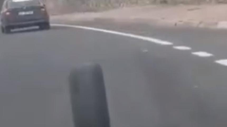 Kayseri'de akılalmaz g&ouml;r&uuml;nt&uuml;... Yolda seyreden lastik şof&ouml;rleri şaşkına &ccedil;evirdi!