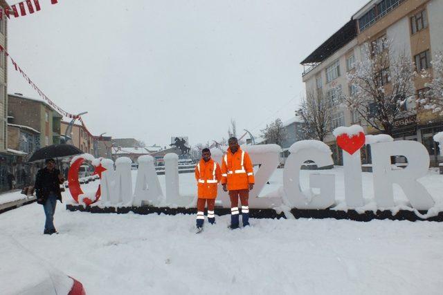 Malazgirt’te kar kürekleri tamamen tüketildi