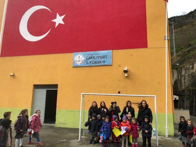 Trabzon Üniversitesi öğrencileri ‘Mutlu Çocuklar İçin’ sloganıyla köy okullarına destek oluyor