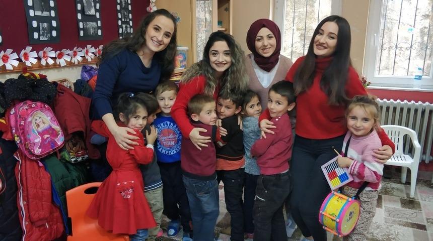 Trabzon &Uuml;niversitesi &ouml;ğrencileri &lsquo;Mutlu &Ccedil;ocuklar İ&ccedil;in&rsquo; sloganıyla k&ouml;y okullarına destek oluyor