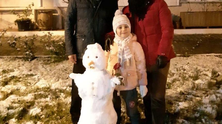 Alaşehir’e kar yağdı, kaymakam kardan adam yaptı