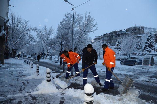 Nevşehir Belediyesi ekipleri karla mücadele ediyor