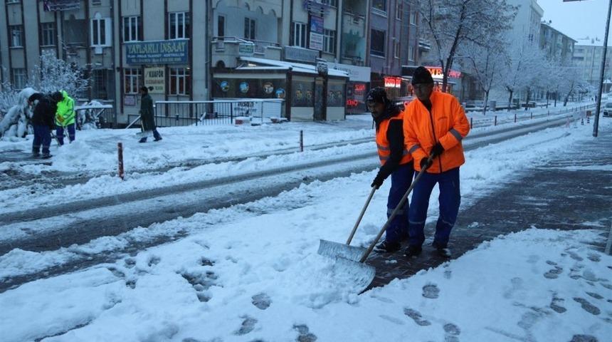 Nevşehir Belediyesi ekipleri karla m&uuml;cadele ediyor