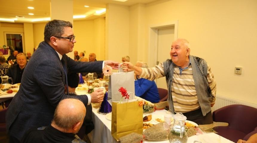 Huzurevi sakinlerinden yeni yıla renkli karşılama