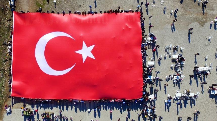 Antalya Valiliğinden yırtık, sökük, yamalı, solmuş Türk bayrağı genelgesi