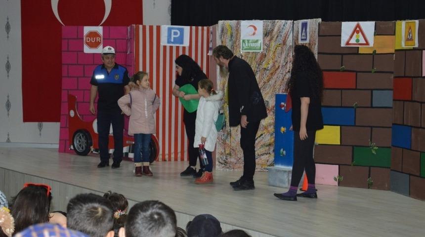Kartepe&rsquo;de &ldquo;Trafik Işıkları Konuşuyor&rdquo; tiyatrosu sergilendi