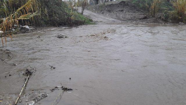 Mahalleli yeni köprü beklerken, tahta köprüyü de çay aldı