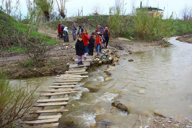 Mahalleli yeni köprü beklerken, tahta köprüyü de çay aldı