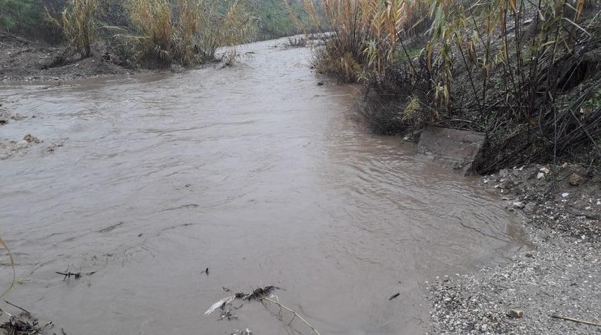 Mahalleli yeni k&ouml;pr&uuml; beklerken, tahta k&ouml;pr&uuml;y&uuml; de &ccedil;ay aldı