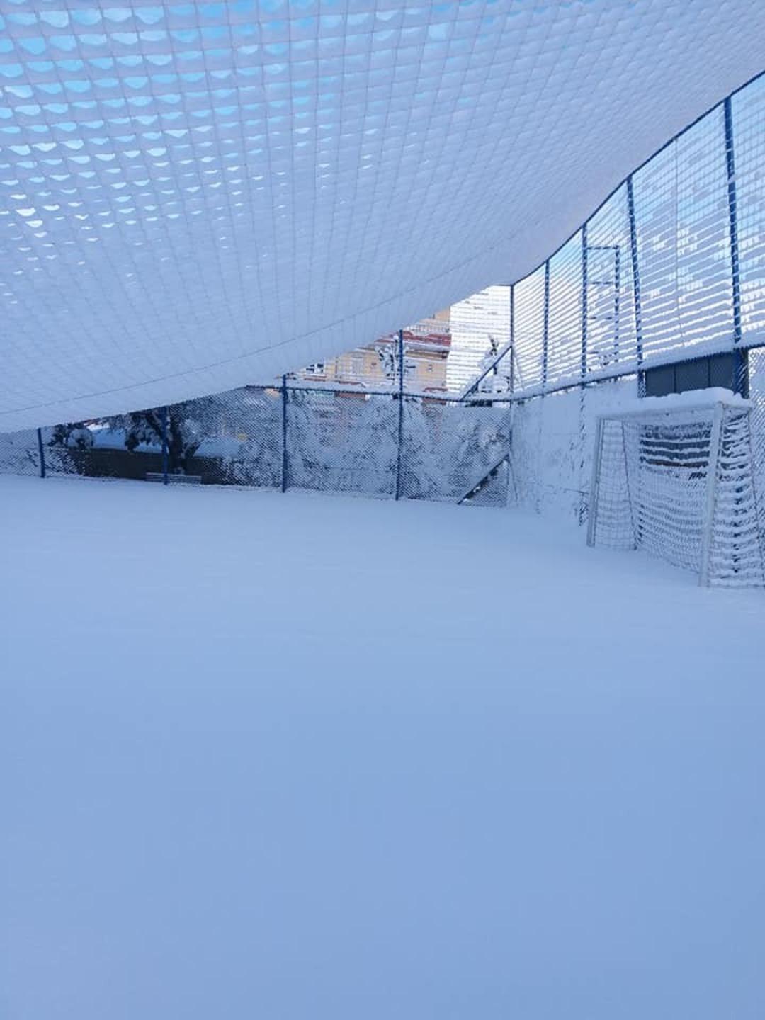 Aşırı kar yağışı sonucu halı sahanın koruma telleri &ccedil;&ouml;kt&uuml;