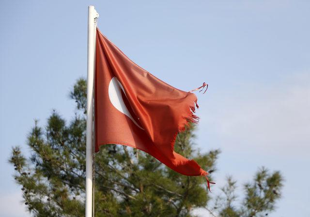 Şehitler ormanının yıpranan Türk bayrakları yenilendi