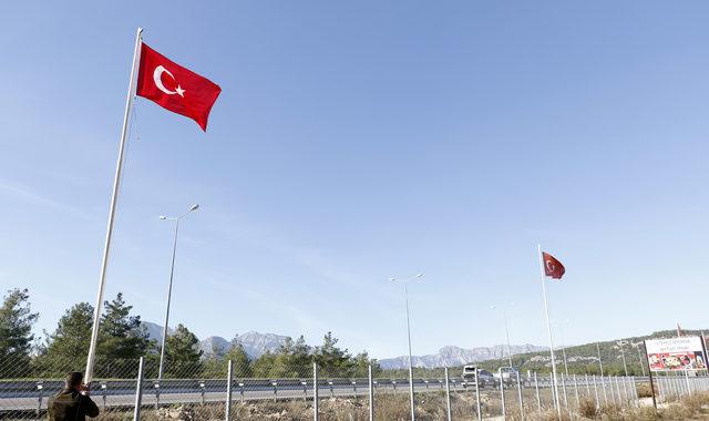 Şehitler ormanının yıpranan Türk bayrakları yenilendi