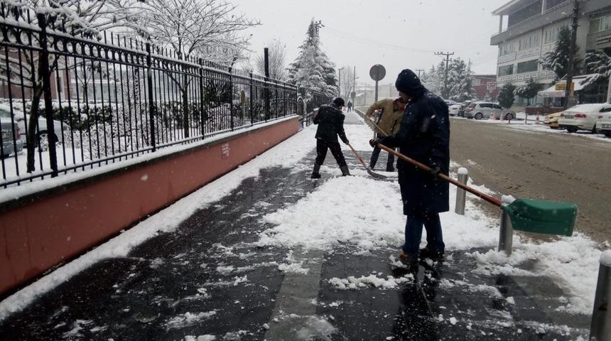 D&uuml;zce Belediyesi karla m&uuml;cadele ekipleri heryerde