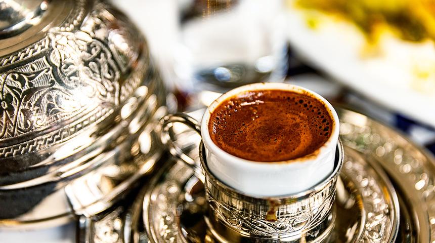 Kahvenin yanında neden su ikram edilir?