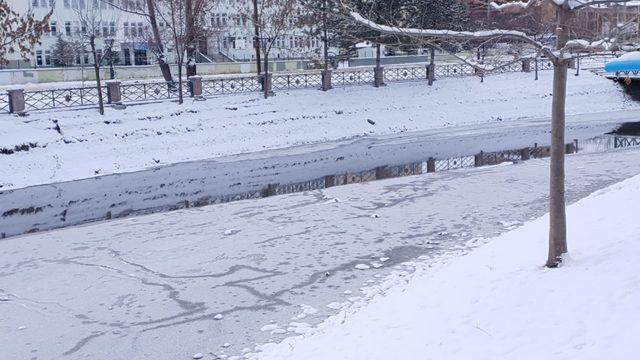 Hava ısısı düştü Porsuk Çayı yer yer dondu