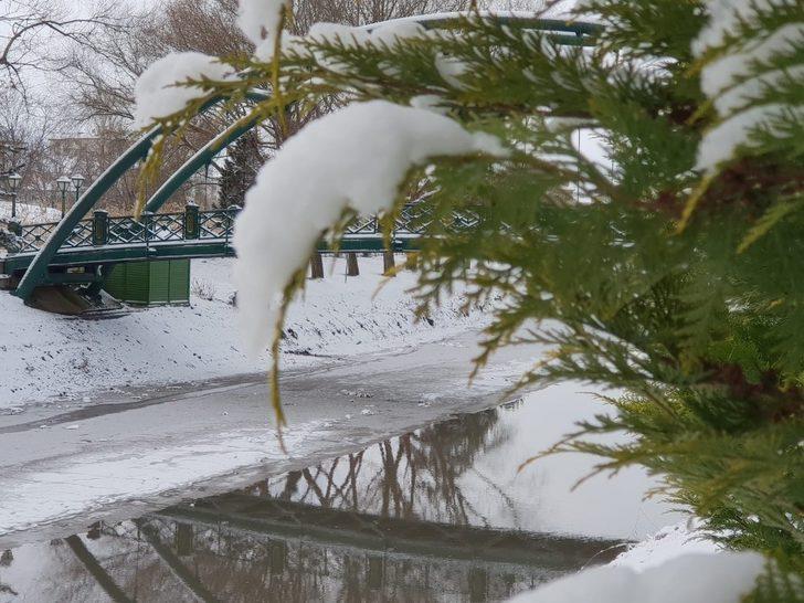 Hava ısısı düştü Porsuk Çayı yer yer dondu G2