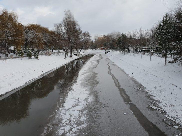 Hava ısısı düştü Porsuk Çayı yer yer dondu G4