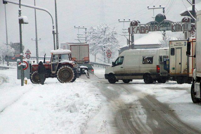 Düzce-Zonguldak yolunda ulaşım durdu, araçlar traktörle çekildi