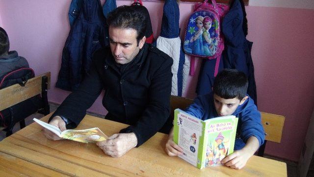 Gercüş’te öğrenciler ve veliler birlikte kitap okuyor