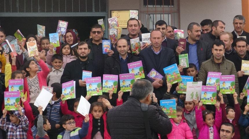 Gerc&uuml;ş&rsquo;te &ouml;ğrenciler ve veliler birlikte kitap okuyor