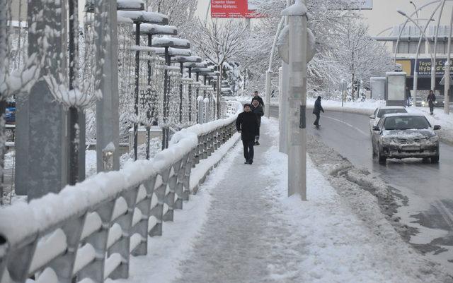 Ankara'da kar yaşamı zorlaştırdı