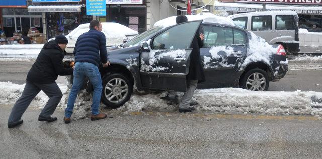 Ankara'da kar yaşamı zorlaştırdı