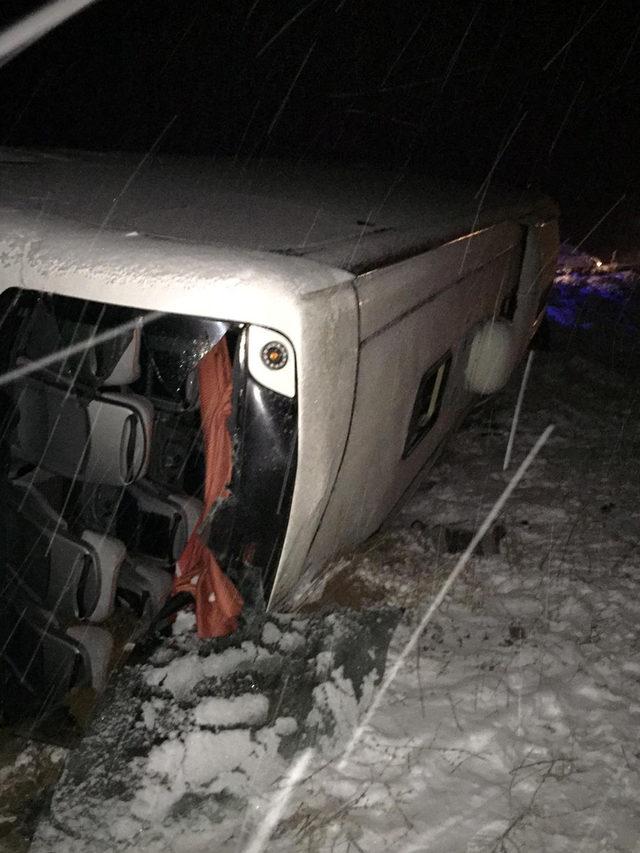 Isparta'da yolcu otobüsü devrildi: 17 yaralı (2)