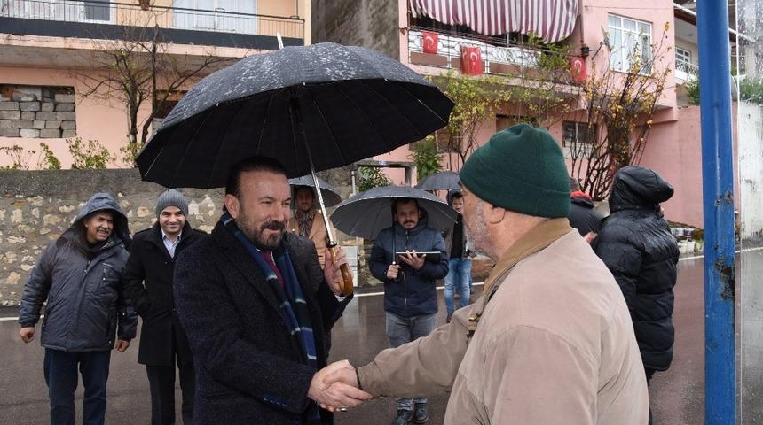 Başkan Doğan’dan yağmur altında mahalle turu