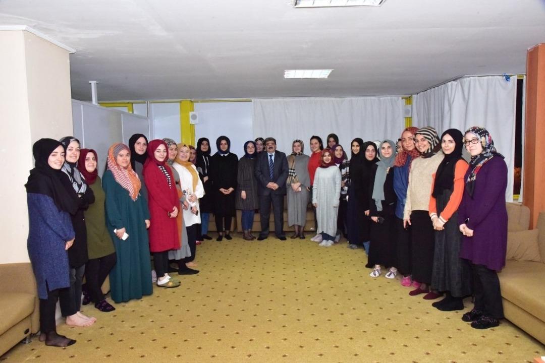 Başkan Can gen&ccedil;lerin belediye &ccedil;alışmaları hakkında g&ouml;r&uuml;şlerini dinledi