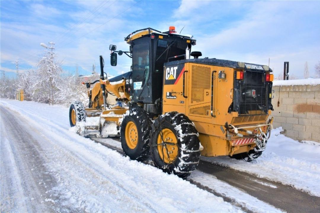 Tuşba Belediyesinden karla m&uuml;cadele &ccedil;alışması