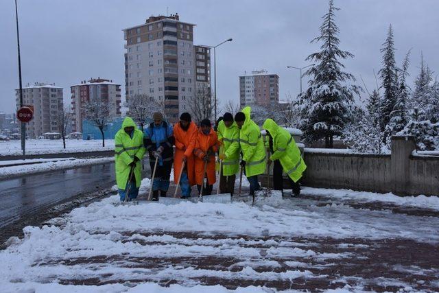 Kocasinan’da karlı yollara anında müdahale