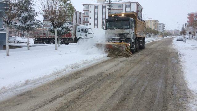 Kırşehir’de karın yağmasıyla çocuklar sokaklara akın etti