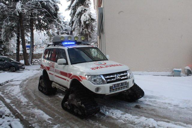 Kara saplanan aracında rahatsızlanan sürücü, paletli kar ambulansı ile kurtarıldı