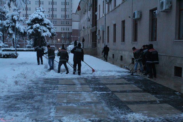 Kara saplanan aracında rahatsızlanan sürücü, paletli kar ambulansı ile kurtarıldı