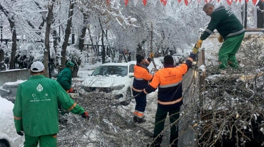 &Ccedil;ankaya&rsquo;dan yoğun kar yağışına anında m&uuml;dahale