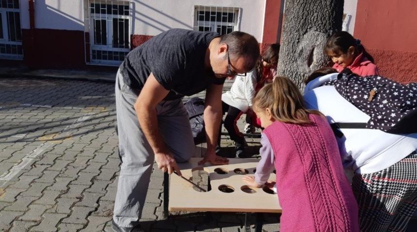 &Ouml;ğretmen, atıl malzemelerden mangala oyunu masası yaptı