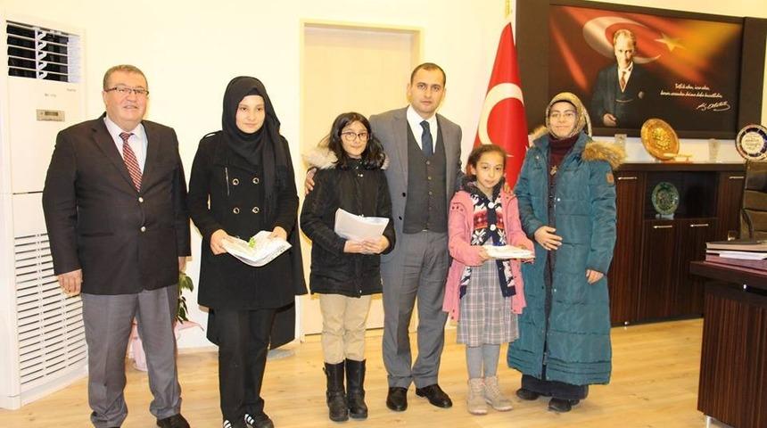 &Ccedil;ok kitap okuyan &ouml;ğrenciler &ouml;d&uuml;llendirildi