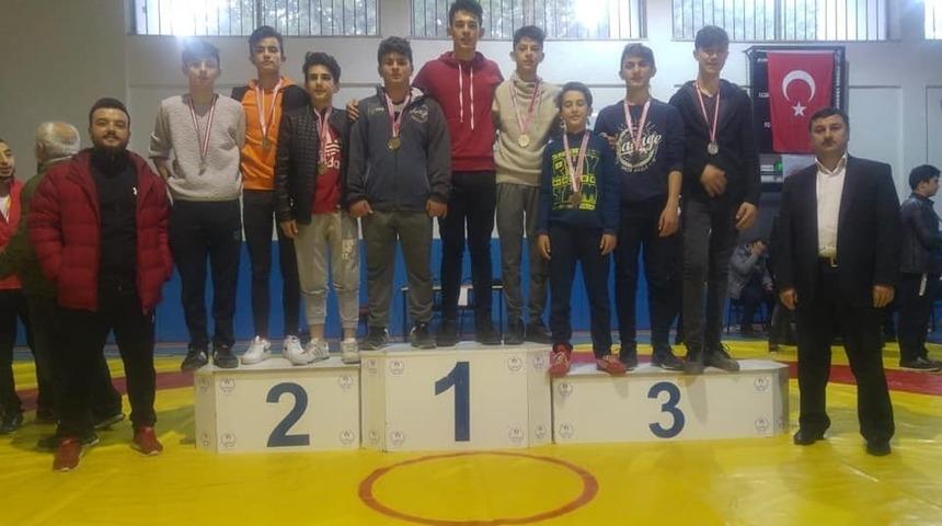 Pazarlar Anadolu Lisesi G&uuml;reş Takımı il birincisi oldu