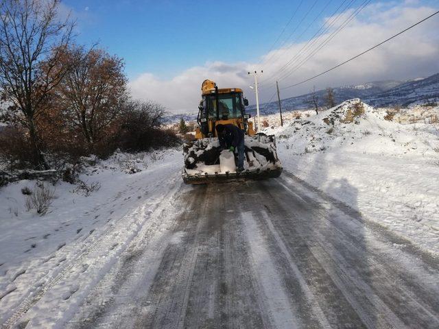 Buzlanmaya karşı cadde ve sokaklar tuzlanıyor